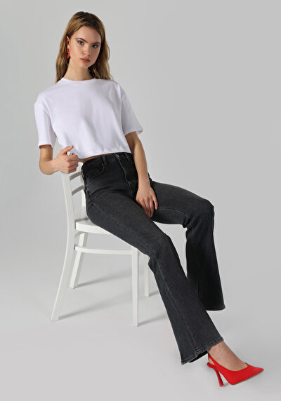 صورة من أبيض للنساء تي شيرت بأكمام قصيرة