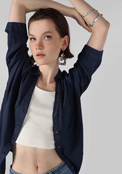 صورة من أزرق بحري للنساء قميص  كم طويل