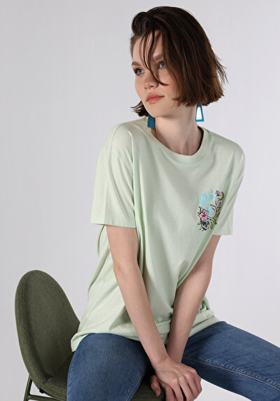 صورة من أخضر للنساء تي شيرت بأكمام قصيرة