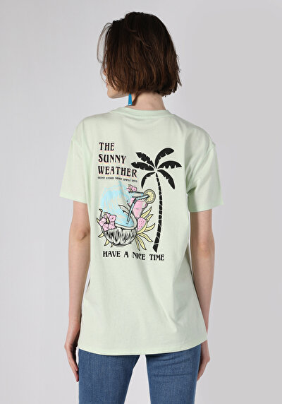 صورة من أخضر للنساء تي شيرت بأكمام قصيرة