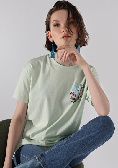 صورة من أخضر للنساء تي شيرت بأكمام قصيرة