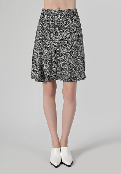 اعرض التفاصيل لـ   تنورة سوداء نسائية