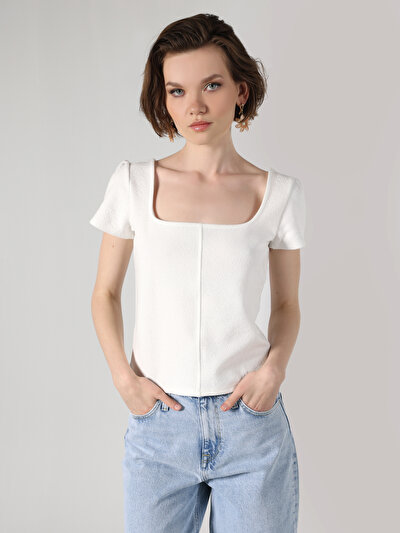 صورة من أبيض للنساء تي شيرت بأكمام قصيرة