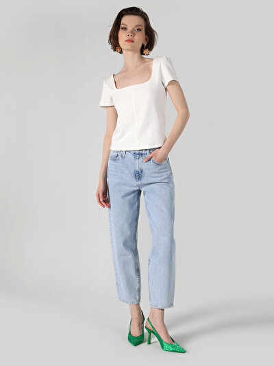 صورة من أبيض للنساء تي شيرت بأكمام قصيرة