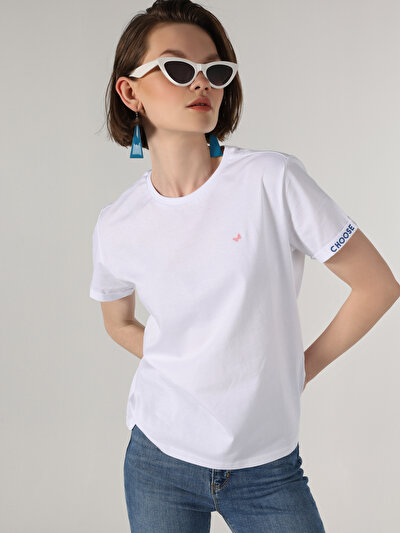 صورة من أبيض للنساء تي شيرت بأكمام قصيرة