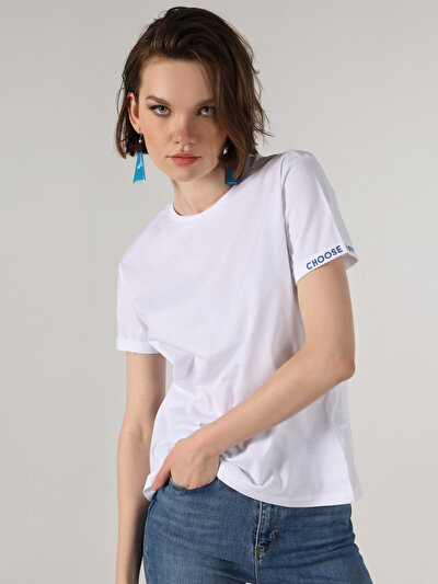 صورة من أبيض للنساء تي شيرت بأكمام قصيرة