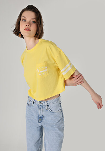 صورة من أصفر للنساء تي شيرت بأكمام قصيرة