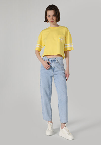 صورة من أصفر للنساء تي شيرت بأكمام قصيرة