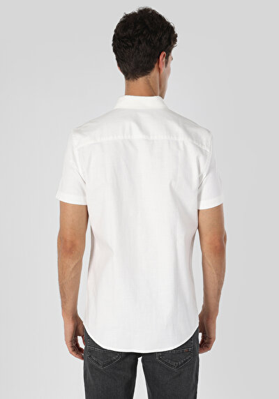 صورة من أبيض للرجال قميص كم قصير