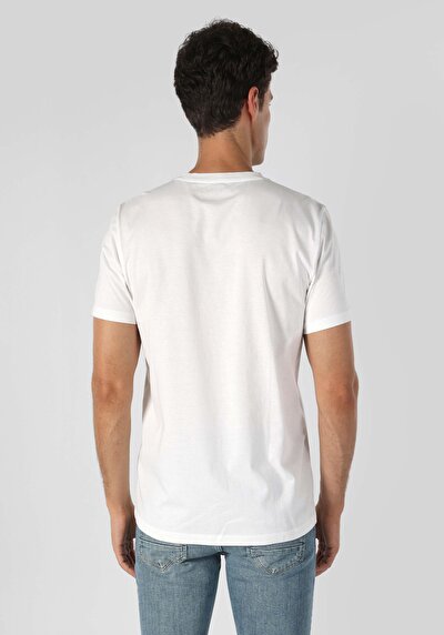 صورة من رقبة مستديرة مستقيم تي شيرت أبيض بأكمام قصيرة للرجال