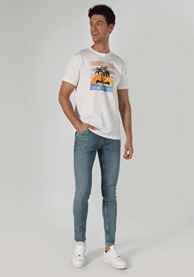 صورة من رقبة مستديرة مستقيم تي شيرت أبيض بأكمام قصيرة للرجال