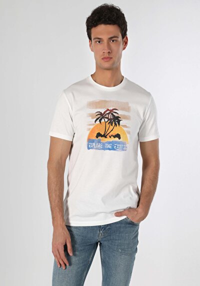 صورة من رقبة مستديرة مستقيم تي شيرت أبيض بأكمام قصيرة للرجال