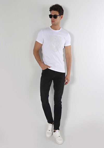 صورة من ضيق قصة رقبة مستديرة مستقيم تي شيرت أبيض بأكمام قصيرة للرجال