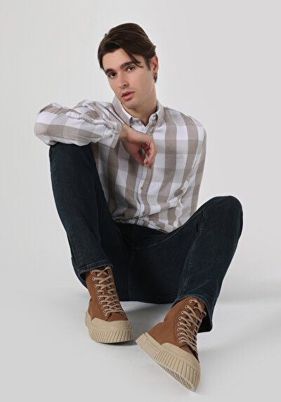 صورة من بيج للرجال قميص كم طويل