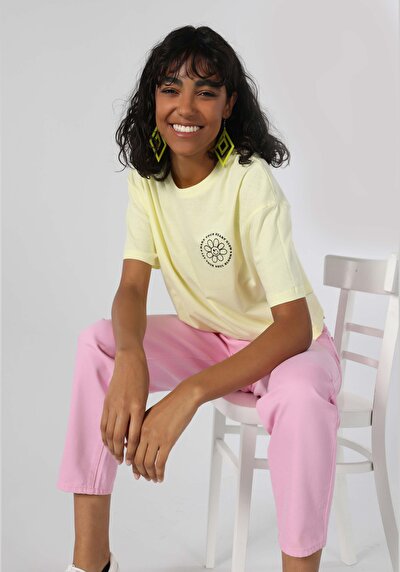 صورة من   رقبة مستديرة مطبوعة نسائية أصفر كم قصير تي شيرت