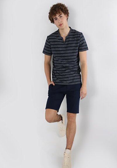 صورة من   رقبة مستديرة مخطط رجالي أزرق كحلي كم قصير تي شيرت