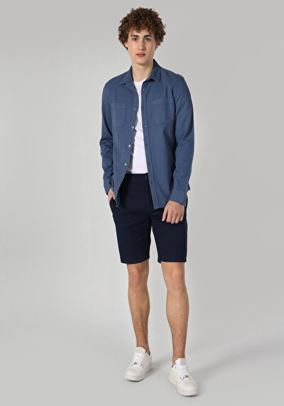 صورة من أزرق للرجال قميص كم طويل