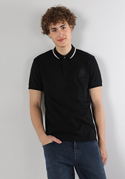 صورة من أسود للرجال قميص بولو  كم قصير