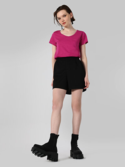 صورة من وردي للنساء تي شيرت بأكمام قصيرة