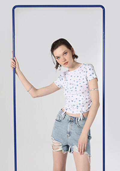 صورة من ضيق  رقبة مستديرة مطبوعة نسائية أبيض كم قصير تي شيرت