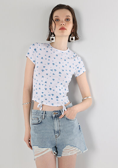 صورة من ضيق رقبة مستديرة مطبوعة نسائية أبيض كم قصير تي شيرت