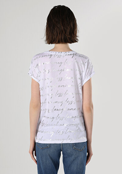 صورة من أبيض للنساء تي شيرت بأكمام قصيرة