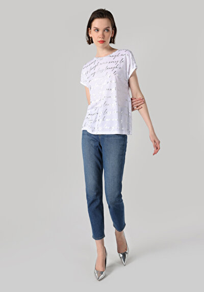 صورة من أبيض للنساء تي شيرت بأكمام قصيرة