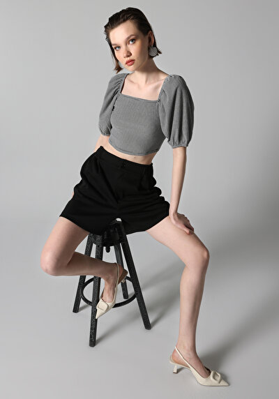 صورة من ضيق قصة رقبة مربعة نسائي أسود كم قصير تي شيرت