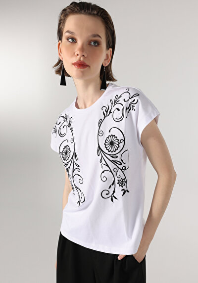 صورة من أبيض للنساء تي شيرت بأكمام قصيرة