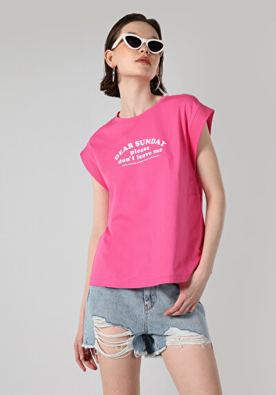 صورة من وردي للنساء تي شيرت بأكمام قصيرة