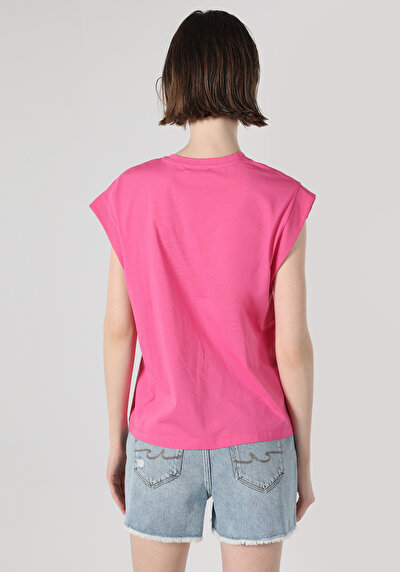 صورة من وردي للنساء تي شيرت بأكمام قصيرة