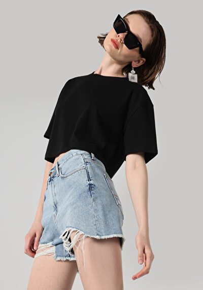 صورة من أسود للنساء تي شيرت بأكمام قصيرة