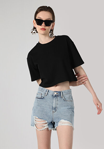 صورة من أسود للنساء تي شيرت بأكمام قصيرة