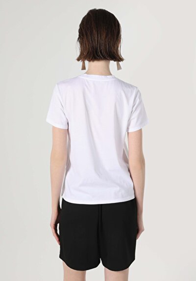 صورة من أبيض للنساء تي شيرت بأكمام قصيرة