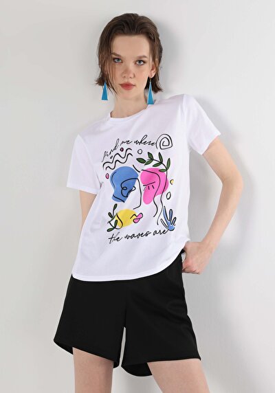 اعرض التفاصيل لـ أبيض للنساء تي شيرت بأكمام قصيرة