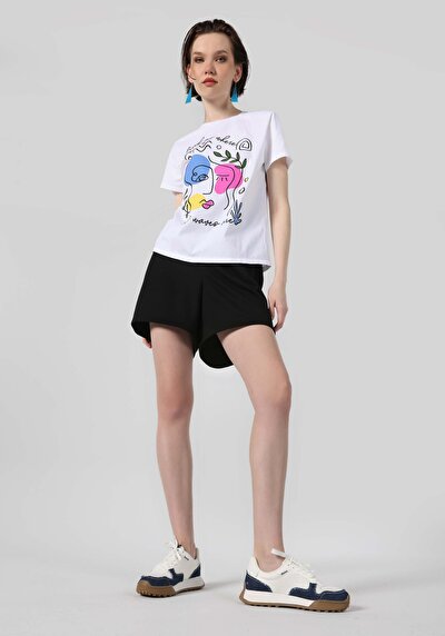 صورة من أبيض للنساء تي شيرت بأكمام قصيرة