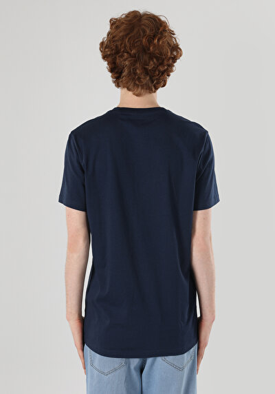 صورة من أزرق بحري للرجال تي شيرت بأكمام قصيرة