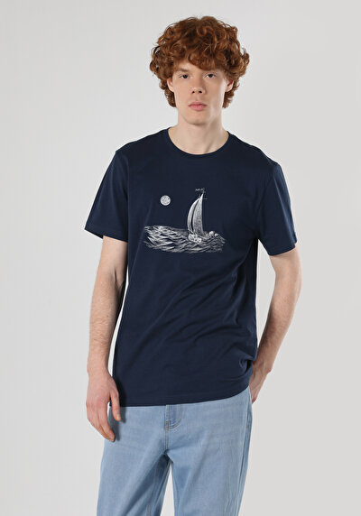 صورة من أزرق بحري للرجال تي شيرت بأكمام قصيرة