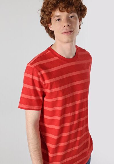 صورة من   رقبة مستديرة مطبوعة رجالي أحمر قصيرة الأكمام تي شيرت