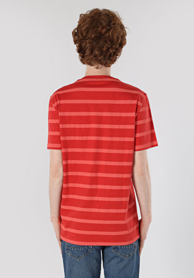 صورة من رقبة مستديرة مطبوعة رجالي أحمر قصيرة الأكمام تي شيرت