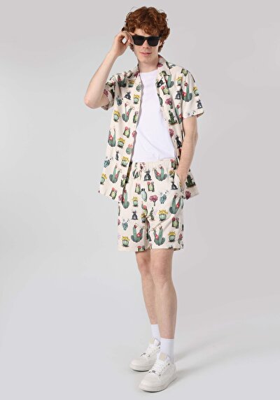 صورة من شورتات رجالية متعددة الألوان مطبوعة بقصة متوسطة الملاءمة