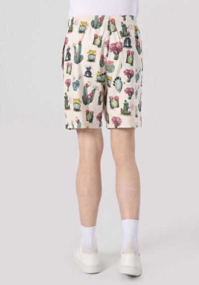 صورة من شورتات رجالية متعددة الألوان مطبوعة بقصة متوسطة الملاءمة