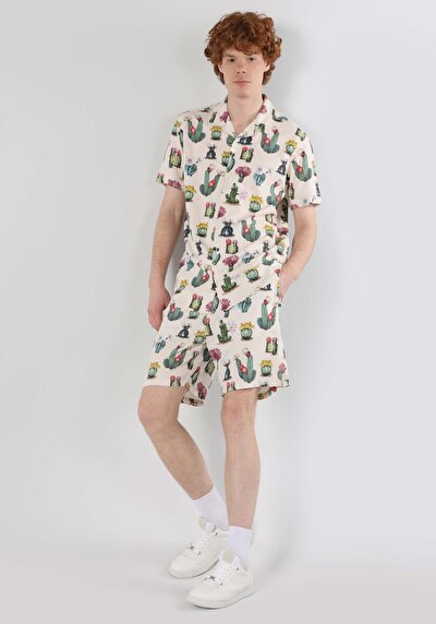 صورة من شورتات رجالية متعددة الألوان مطبوعة بقصة متوسطة الملاءمة