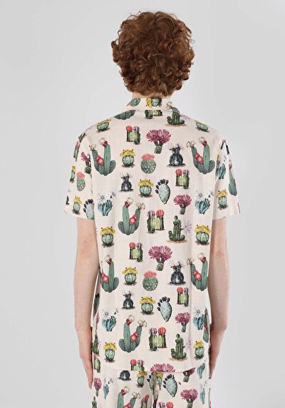 صورة من قميص رقبة مطبوع رجالي متعدد الألوان قميص قصير الأكمام