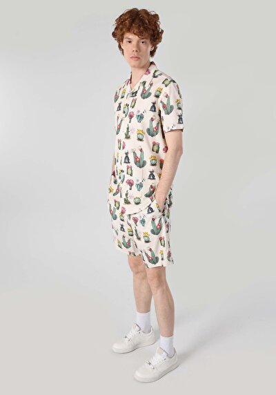 صورة من قميص رقبة مطبوع رجالي متعدد الألوان قميص قصير الأكمام