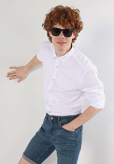 صورة من قميص نحيف رقبة مستقيم قميص أبيض بأكمام طويلة للرجال