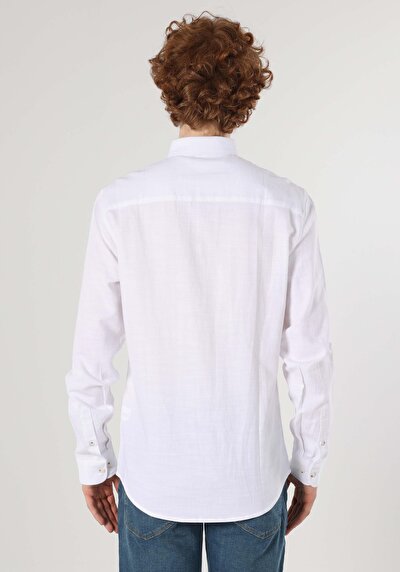 صورة من قميص نحيف رقبة مستقيم قميص أبيض بأكمام طويلة للرجال