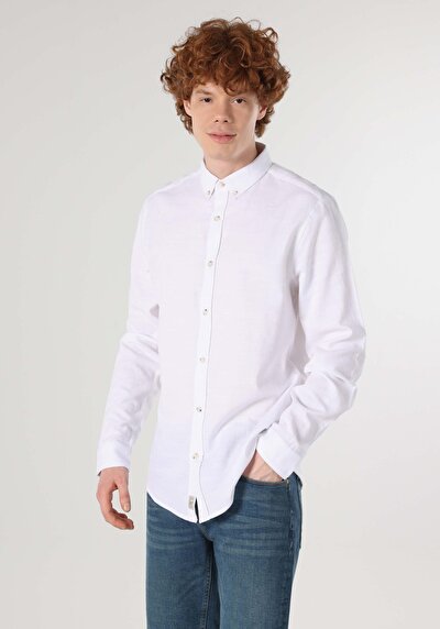 صورة من قميص نحيف رقبة مستقيم قميص أبيض بأكمام طويلة للرجال