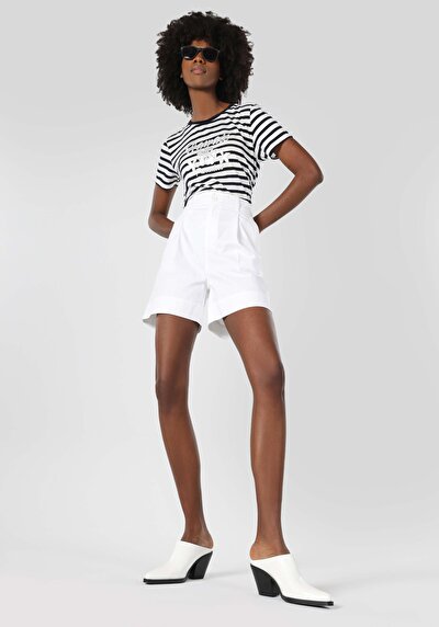 صورة من أزرق بحري للنساء تي شيرت بأكمام قصيرة