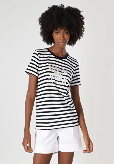 اعرض التفاصيل لـ أزرق بحري للنساء تي شيرت بأكمام قصيرة